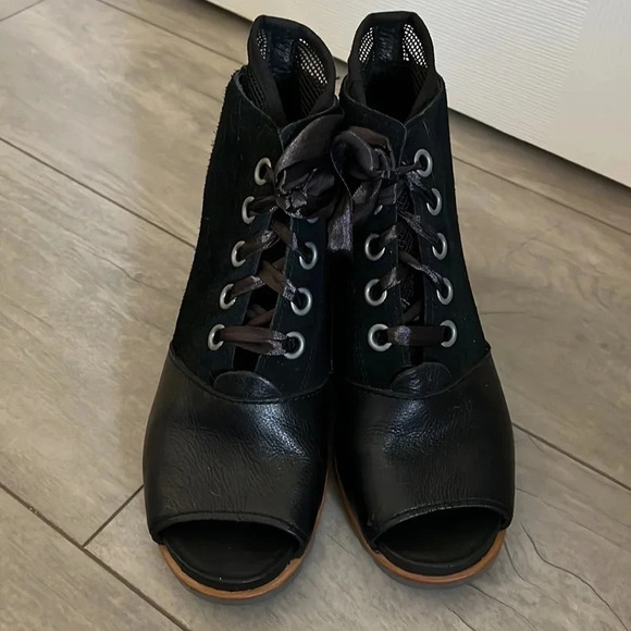 NWOT SOREL Leather Joanie Mesh Wedge Booties, Size 9 - Picture 7 of 11